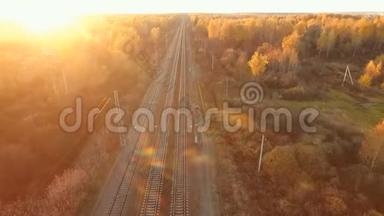 铁路在秋天的森林里